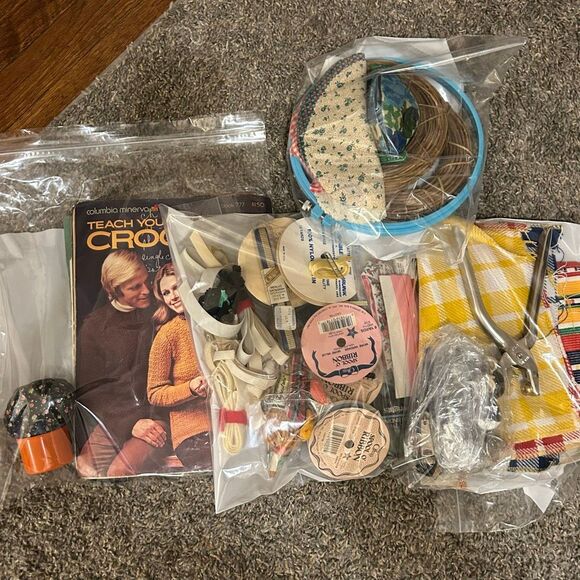 VTG Mixed LOT Craft Sewing Stitching Supplies button ribbons hooks zipper books - Picture 15 of 15